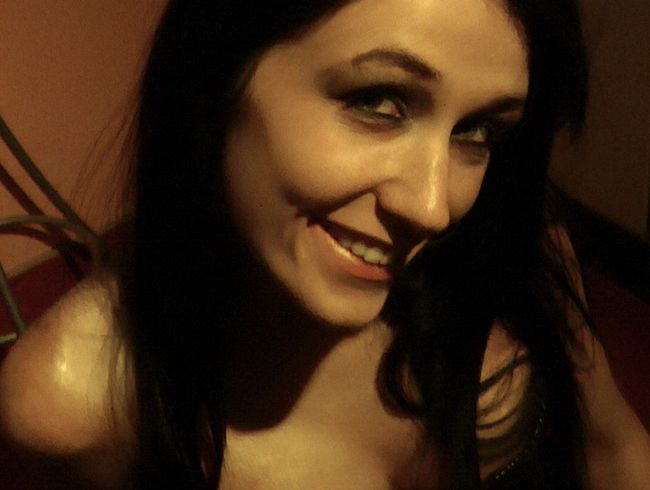 FRIVOL IN DER UMKLEIDE GEBLASEN (POV)