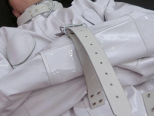 ********* in der Zwangsjacke