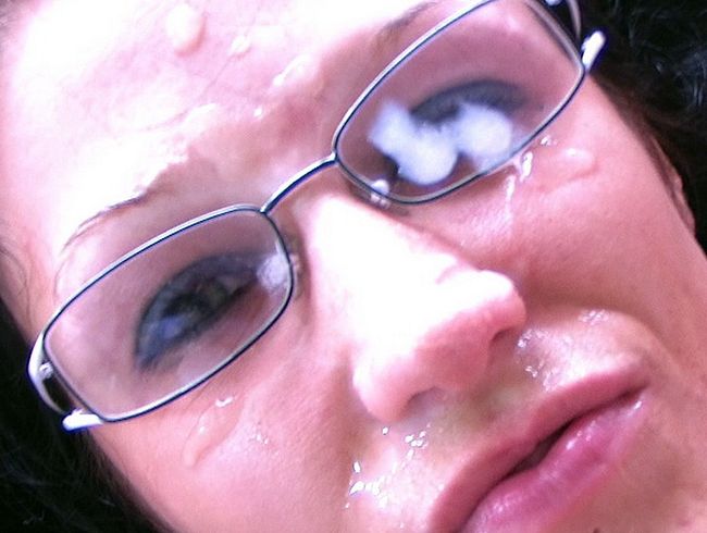 Vollgewichste Brillenschlampe